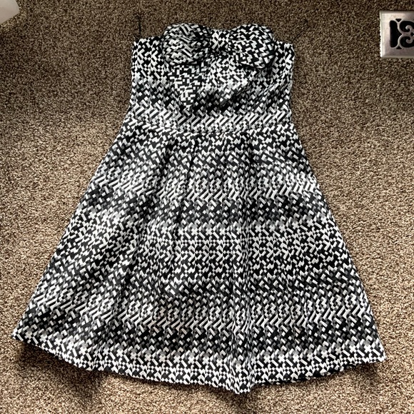 Straplesss Dress w/ Bow - Picture 1 of 2